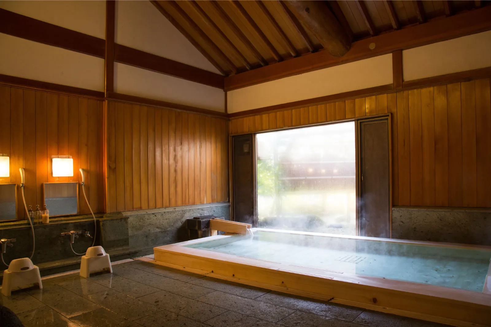 湯どの庵の内風呂（檜風呂）